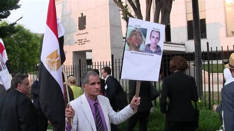 مظاهرة المصريون أمام السفارة المصرية بواشنطن فى إحتفالية 23 يوليو دخول الضيوف للسفارة أمام