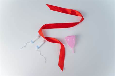 Tampon Rosa Menstruationsbecher Und Rotes Satinband Auf Weißem Hintergrund Mittel Der