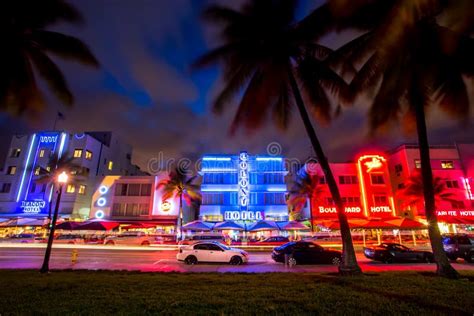 Neon Del Sud Di Notte Della Spiaggia Di Miami Immagine Editoriale