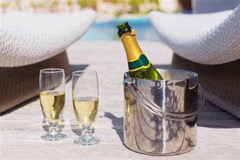 Champagneflaska I Hink Två Exponeringsglas Och Ringklocka Fotografering för Bildbyråer Bild