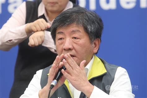 Jun 19, 2021 · 陳時中在疫情記者會上，戴著黑底口罩，上面寫有「請保持距離，把口罩戴好」的黃色字樣，言簡意賅也十分霸氣，旋即在ptt、推特等網路社群造成話題，有網友表示：「口罩好引人注目！ 口罩限買有不便 陳時中盼全民共體時艱 - 芋生活