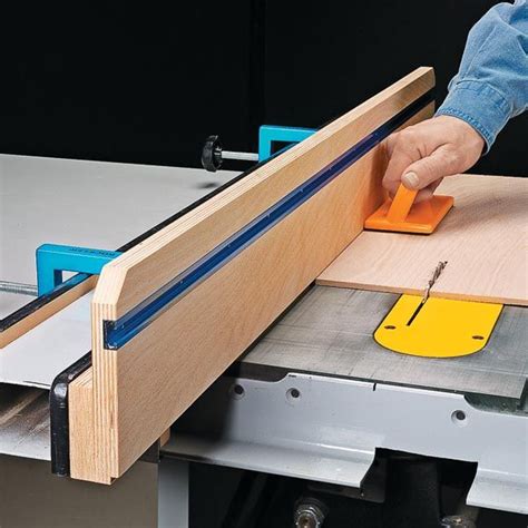 Circular saw jigs can come in handy for many things, here is a simple rip fence that is great for cutting down sheet goods and making long very straight. Pin on dilna