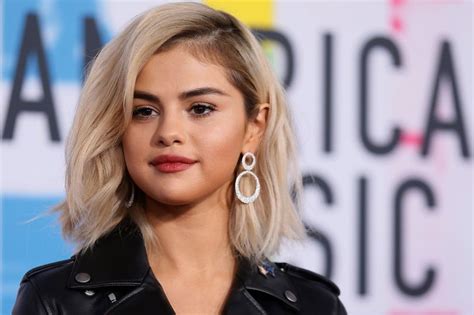 Selena Gomez Debuts New Platinum Blonde Hair At Amas And It S A Huge