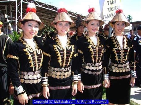 Pada amnya, perhiasan dan sulaman pada pakaian tradisi kaum kadazan adalah sederhana berbanding dengan kumpulan etnik yang lain. Kadazan Traditional Costume - Papar | Everything Kadazan ...