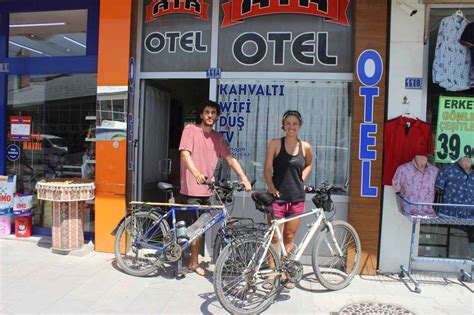 Bisikletiyle dünya turuna çıkan Arjantinli öğretmen çift