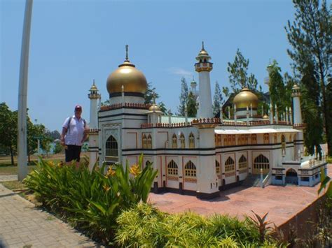 It is located on the island of wan man adjacent to the main river of terengganu. Gary D in Kuala Terengganu - TripAdvisor
