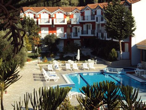 My library of yoga books has expanded over the years to fill all of the available shelf space in the living, dining, and practice rooms, and is now spilling over onto and if that isn't enough, i've also included 10 videos to enhance your practice. Avra Studios, Alykes, Zante, Greece. Book Avra Studios online