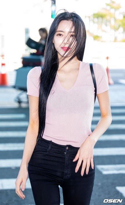 Netizens Are In Awe Of Itzy Yunas Perfect Figure On The Groups Way To