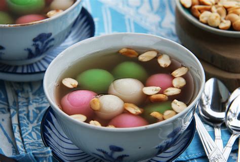 Resep wedang jahe yang satu ini menggunakan daun pandan yang membuat aromanya harum. Cara Membuat Wedang Ronde Nikmat, Hangat, Sedap..! - Dayya ...