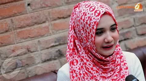 Irwansyah dan zaskia sungkar diperiksa penyidik polrestabes bandung atas laporan medina zein. Model Hijab Si Cantik Zaskia Sungkar