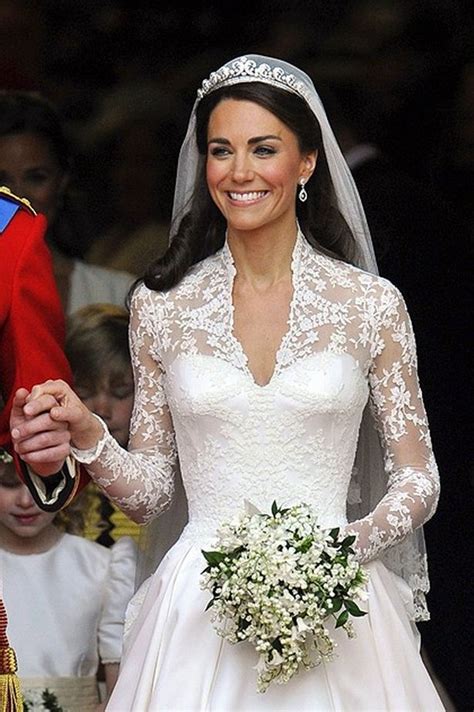A Look Back On All The Details Of Kate Middleton S Wedding Dress Kate Middleton Wedding Dress