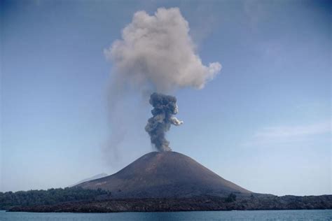 Le Volcan Indonésien Anak Krakatau Entre En éruption Soirmag