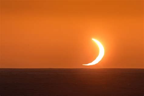 Fascinating Photos Of This Years Only Total Solar Eclipse Show A Rare