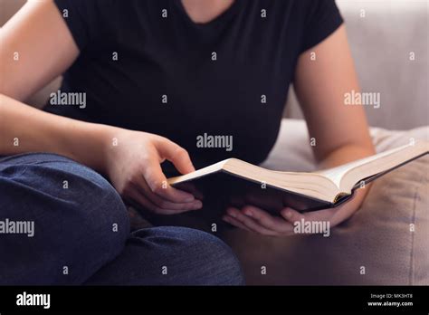 Mujer Leyendo La Biblia Fotografías E Imágenes De Alta Resolución
