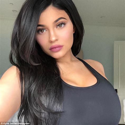 kylie jenner posts pouty selfie after puffy lip photos daily mail online