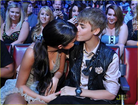 Selena Gomez And Justin Bieber Teen Choice Awards Kiss Justin Bieber And Selena Gomez Photo