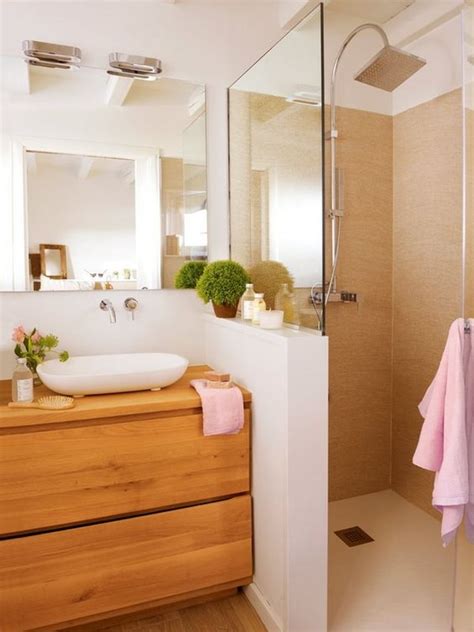 Los colores oscuros hacen un gran regreso en la escena de la moda de diseño de interiores en esta temporada. Baños modernos pequeños. Decoración de baños pequeños 2021