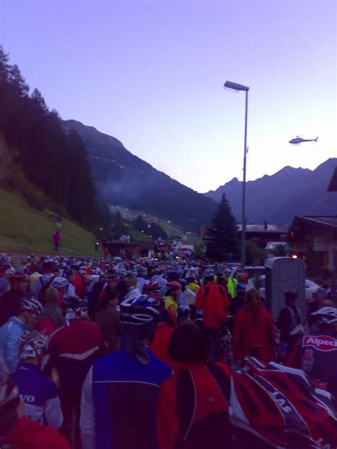 Der ötztaler radmarathon findet jährlich anfang september statt und führt 4.000 teilnehmer auf 238 km & 5.500 hm über die alpen. Ötztaler Radmarathon 2009