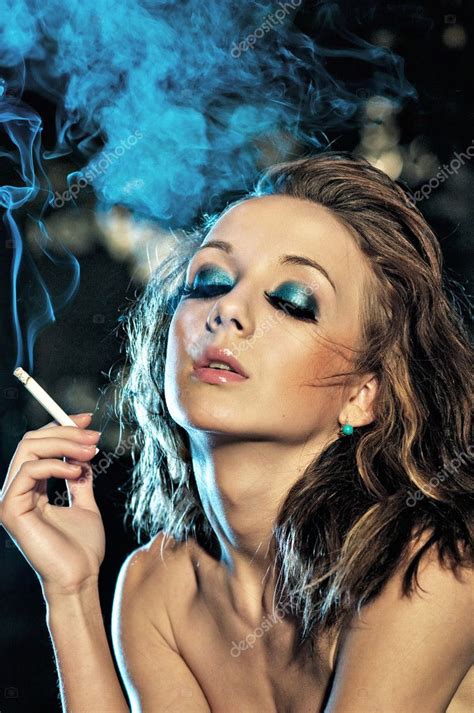 Sexy M Dchen Zigarette Rauchen Der Nacht Club Stockfotografie Lizenzfreie Fotos
