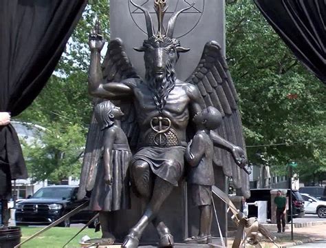 Usa Un Temple Satanique Dvoile Publiquement Une Statue De Baphomet