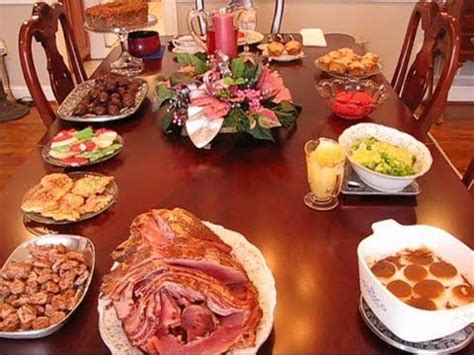 A friend of mine made this for a mardi gras dinner. Betty's Christmas Dinner Table, 2010 - YouTube