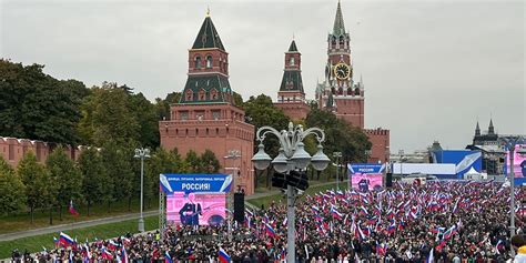 Russians Celebrate Annexation Outside Kremlin