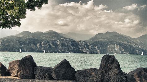 Озеро камни горы обои для рабочего стола картинки фото 1920x1080