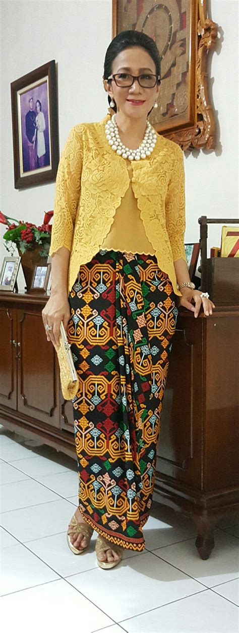 Kebaya Kuning Dan Kain Bali Pakaian Wanita Model Baju Wanita Model
