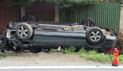Opel vectra na střeše, lanškroun. Auto se při nehodě převrátilo na střechu, řidič je zraněný ...