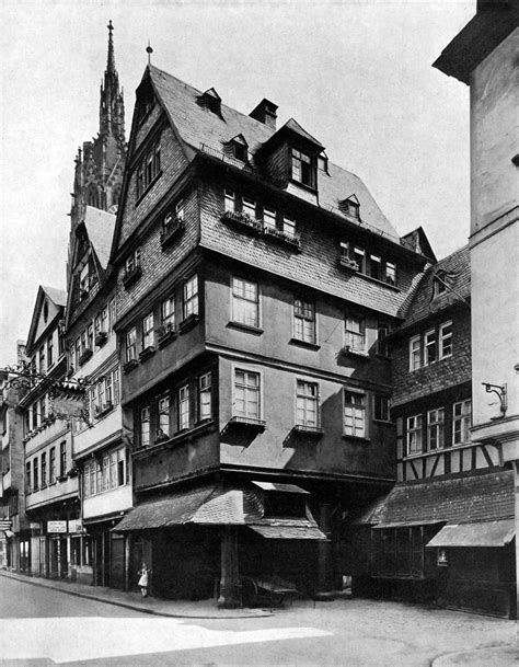 Our tour guide told us that it survived because it was kept watered down by a bucket. Neues Rotes Haus am Markt - Wikipedia