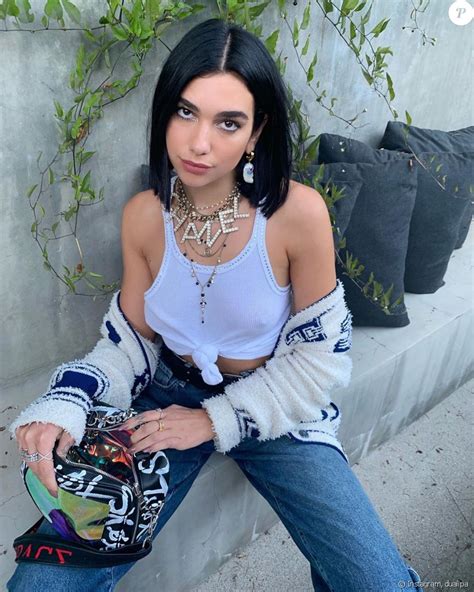After working as a model, she signed with warner bros. Dua Lipa en total look Chanel- Instagram. - Purepeople