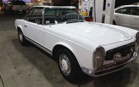 For sale mercedes 230sl a year of 1963 with a mechanical gearbox. Classy Convertible: 1964 Mercedes 230SL