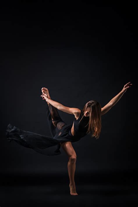 Belle Jeune Danseuse En Robe Beige Dansant Sur Fond Noir Photo Gratuite