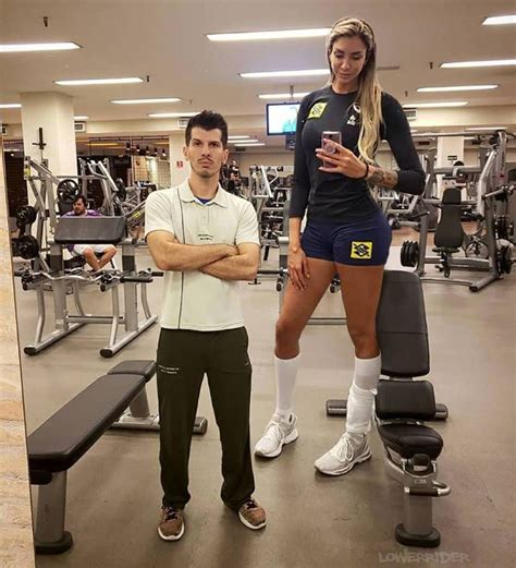Tall Woman With Tiny Trainer 2 By Lowerrider Mode Für Große Frauen Große Frauen Frau