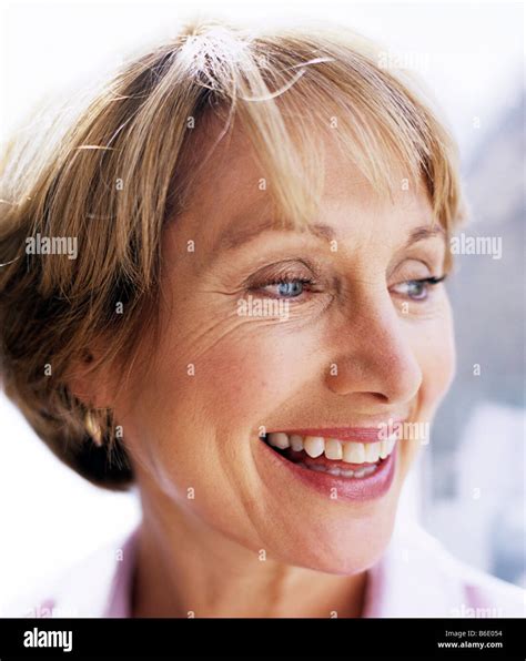 Lächelnde Frau 47 Jahre Alte Frau Die Glücklich Stockfotografie Alamy