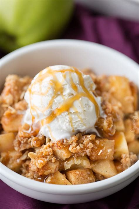 Old Fashioned Easy Apple Crisp Chopped Apples Cinnamon Brown Sugar And The Best Crispy Oat
