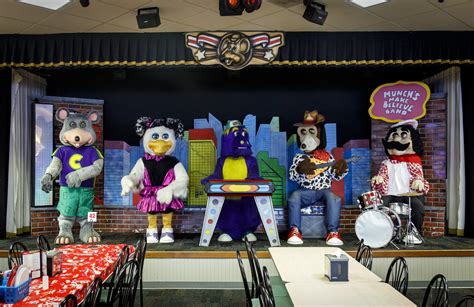 Chuck E Cheese Is Breaking Up The Animatronic Band Chicago Tribune