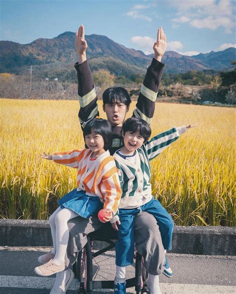 イ・ドヒョン、『良くも、悪くも、だって母親』の子役たちと幸せな休憩時間 Chosun Online 朝鮮日報