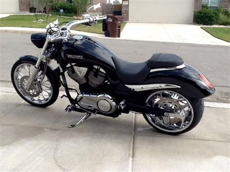 100 cubic inch (1634cc) engine, 6 speed transmission, fat 250 rear tire, high intensity discharge (hid) headlight, extreme paint, stage 1 upgrade to include victory drag pipes and k&n air filter. Buy 2007 Victory Vegas Jackpot Premium on 2040-motos