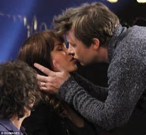 Jamie Oliver Kisses Norwegian Singer Maria Mena But Its Just For