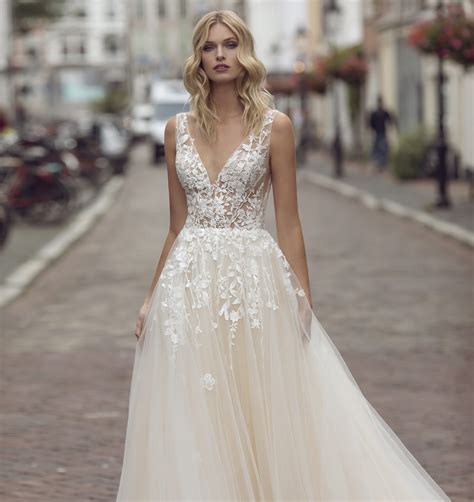Bei fashn.de mode für frauen entdecken, vergleichen und kaufen. Sneak Preview - Modeca Bridal Portfolio 2021 - Bridal Times
