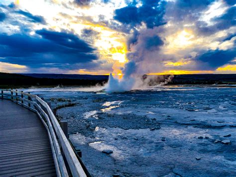 Top 5 Things To See In Yellowstone National Park Gohiketravel