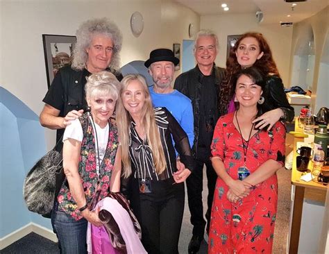 1992's back to the light and 1998's how many children does brian may have? BRIAN MAY ♔♛♔ 💜☬💜 🎤🎸☮🌹🤘 ——— ♔♛♔ WITH FRIENDS AND FAMILY ...