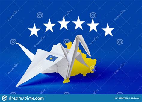Bandeira Do Kosovo Representada Na Asa Do Guindaste De Origami De Papel