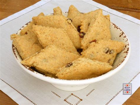 Ricetta compatibile con bimby tm6,tm5,tm31 e tm21. Biscotti con farina di farro, integrale e uvette. Di ...