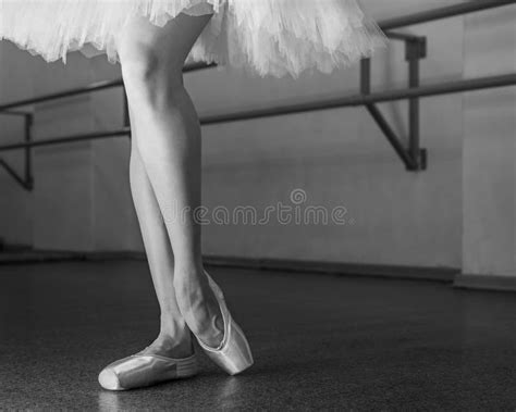 gambe lunghe della ballerina nel toeshoe immagine stock immagine di professionista esecutore