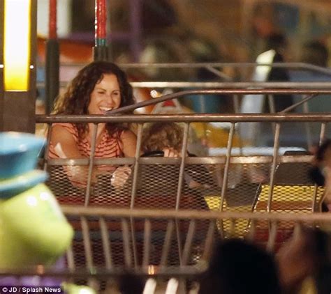 Minnie Driver Flashing Her Bare Pussy Upskirt In Car Paparazzi Pictures My Xxx Hot Girl