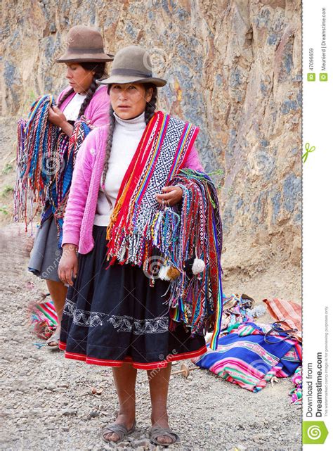 Convert ladies, girls, plus size clothing for american, us, uk, europe, france, italy, australia and canada. Mujer en ropa típica imagen de archivo editorial. Imagen ...