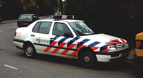 Welkom op de grootste spelletjes site van belgie wwwhappygamesbe je vindt hier op happygamesbe meer dan 15000 gratis spelletjes die je online. politieauto - WikiWoordenboek
