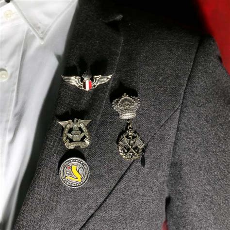 How To Choose Right Lapel Pins Wear On Your Tuxedo Or Suit？